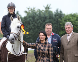 Justizministerin Uta-Maria Kuder, Sponsor Matthias Martens und Bürgermeister Werner Putzar gratulieren Kim Gelewski zum Sieg in der Bundeschampionatsqualifikation. Justizministerin Uta-Maria Kuder, Sponsor Matthias Martens und Bürgermeister Werner Putzar gratulieren Kim Gelewski zum Sieg in der Bundeschampionatsqualifikation.